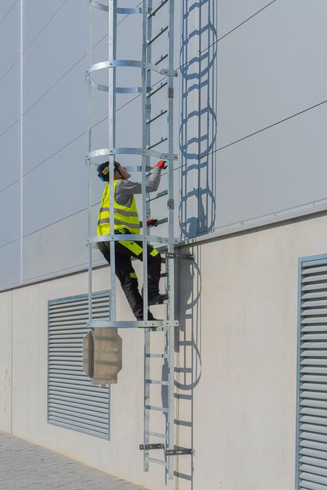 Drabina ewakuacyjna, mocowana, pionowa z dostawą i montażem