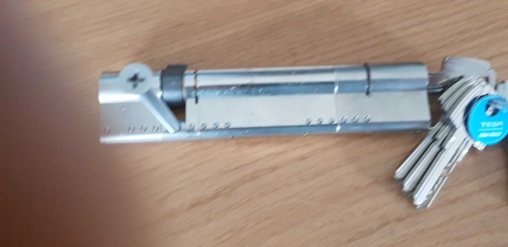 Fechadura com 4 chaves da marca tesa