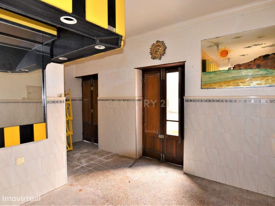 Prédio - Apartamento + Espaço Comercial - Centro Histórico da Nazaré