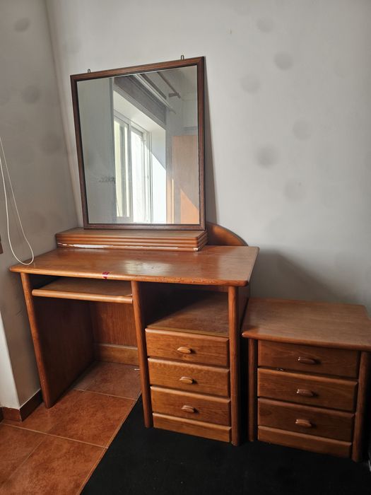 Mobília  para quarto de solteiro em madeira.