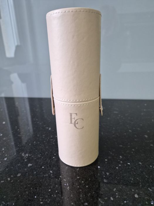 Tuba do przechowywania pędzli Eveline .