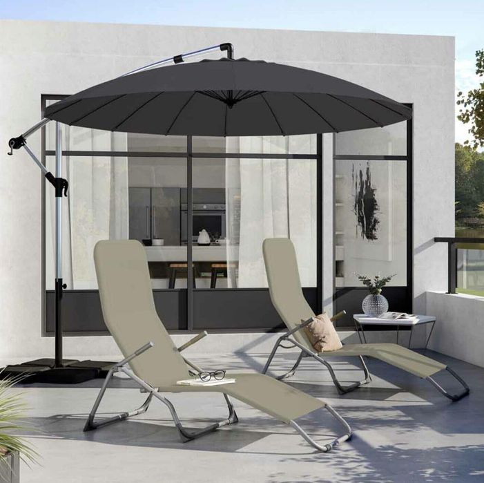 Chapéu de sol de cor cinza escuro e duas base