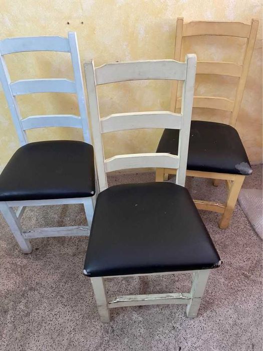 Cadeiras para desocupar 15€cada
pintada a mão 
Fundo novo  .
