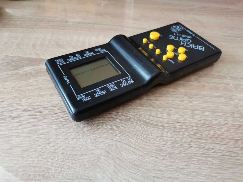 Электронная игра тетрис Brick Game E-9999 из 90-Х