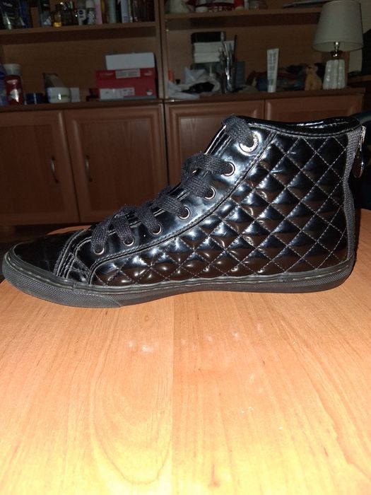 Buty z kolekcji Geox. Model wykonany z materiału syntetycznego.
- Okrągły, usztywniony nosek.
- Gumowa podeszwa.
- Usztywniony zapiętek.