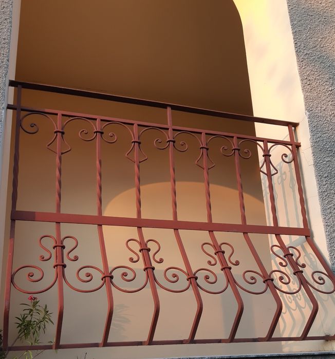 Решітки ---балконні поручні