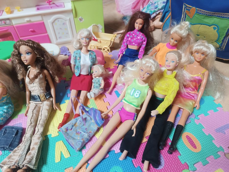 Conjunto - brinquedos bonecas/barbies