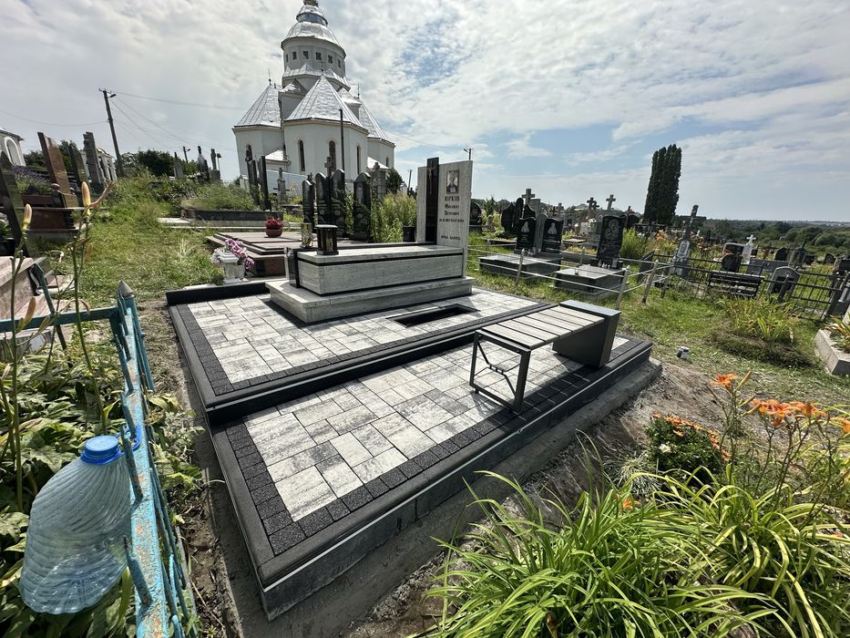 Укладання бруківки на цвинтарі біля памятників.