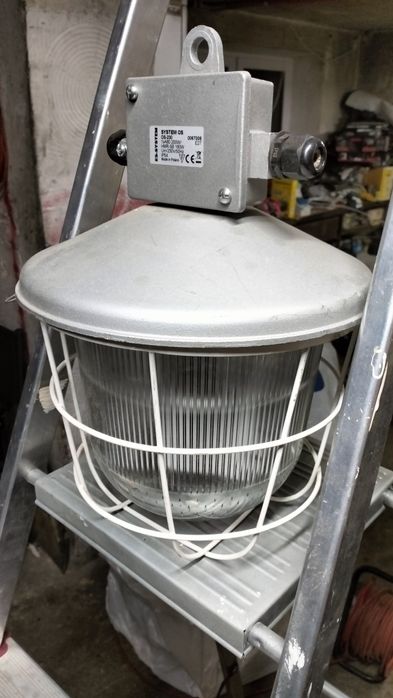 Lampa przemysłowa nowa.