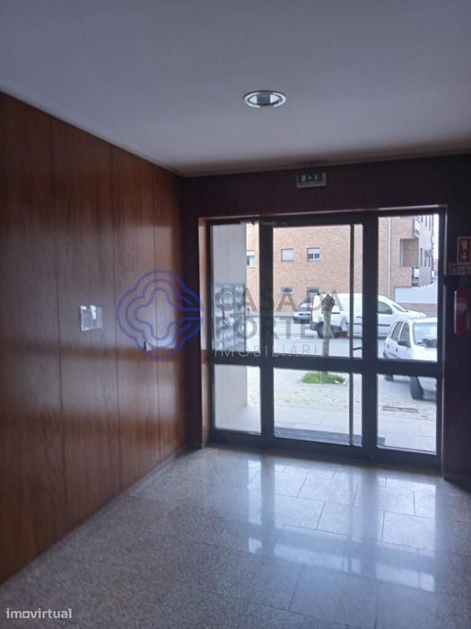 Apartamento T3, com varandas, garagem fechada, boas áreas