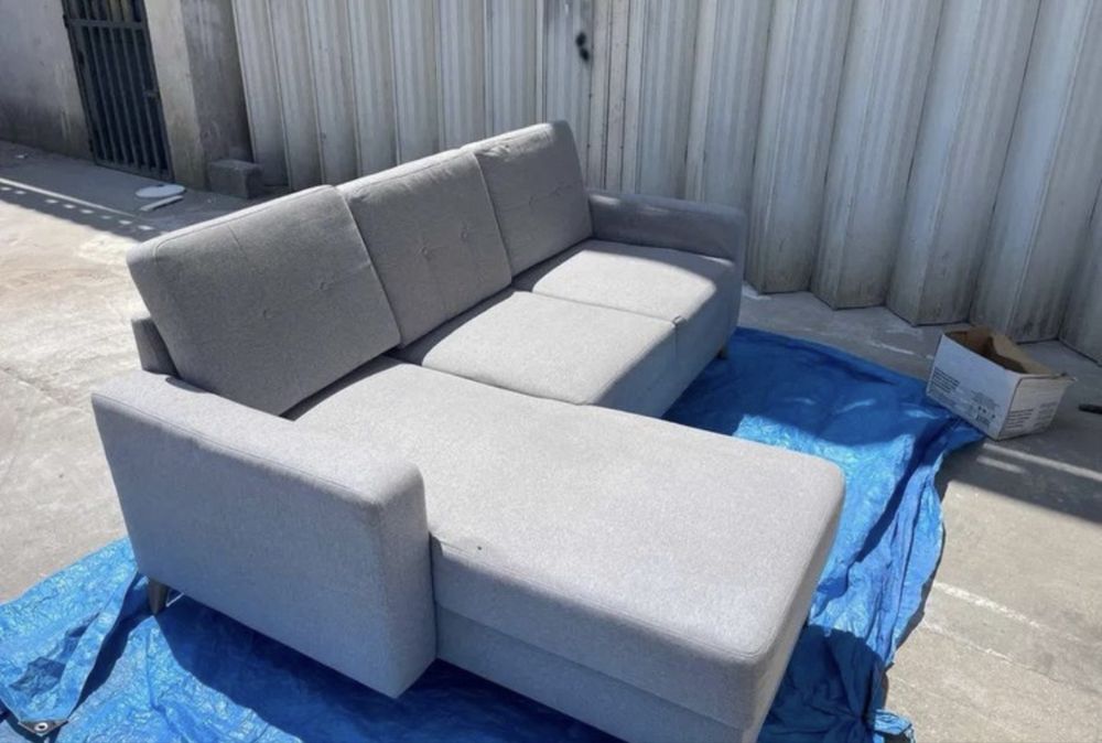 chaise longue cinza claro