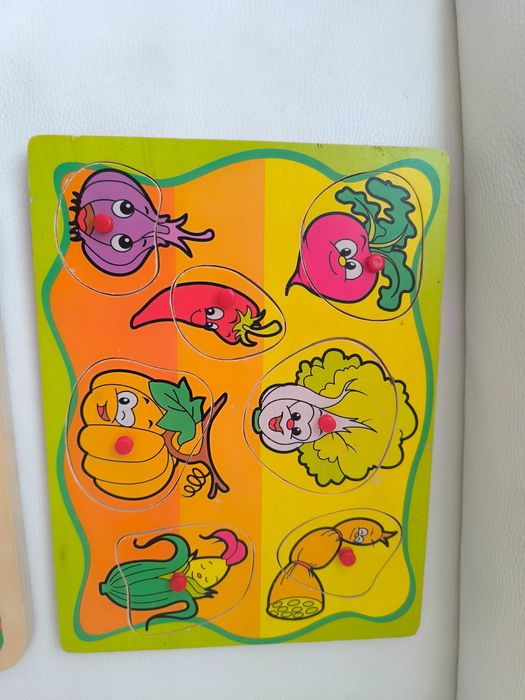 2 komplety puzzli drewnianych, klocki, zwierzęta i warzywa