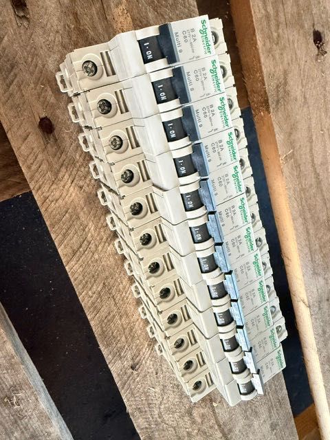 Schneider B 2 A C60 Multi 9 wyłącznik nadprądowym - 12 sztuk komplet