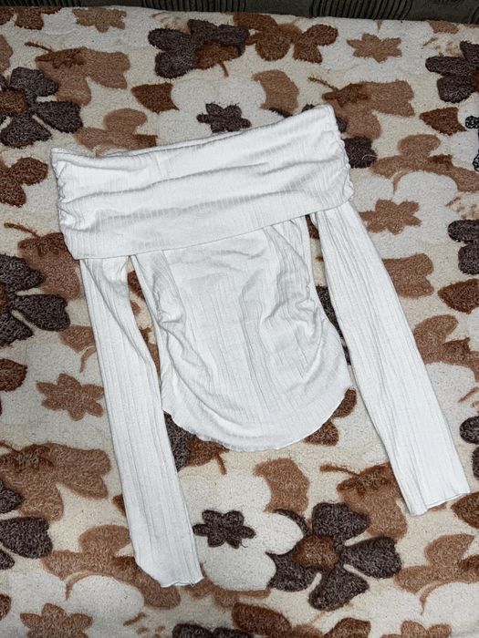 топ білий від bershka спущені плечі