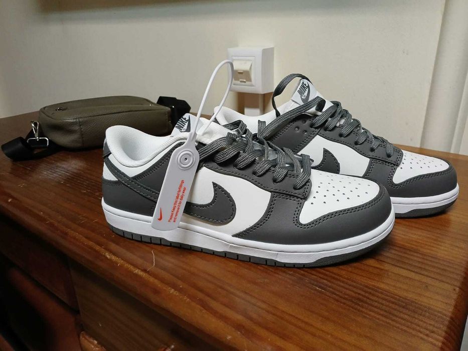 Nike air na cor branca e cinza