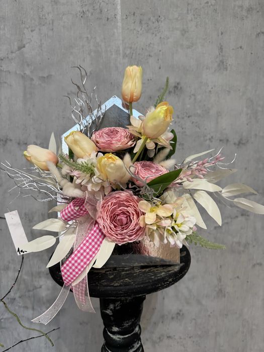 Elegancki flowerbox z srebrnej kopercie.