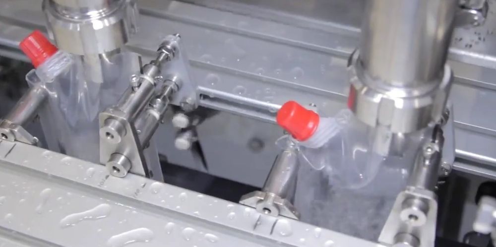 Автоматическая линия для фасовки в пакеты дой пак.Фасовка дой пак.