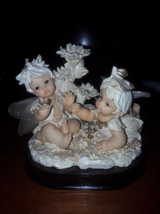 Conjunto d/4 anjos cada 2 juntos no respectivo suporte em madeira