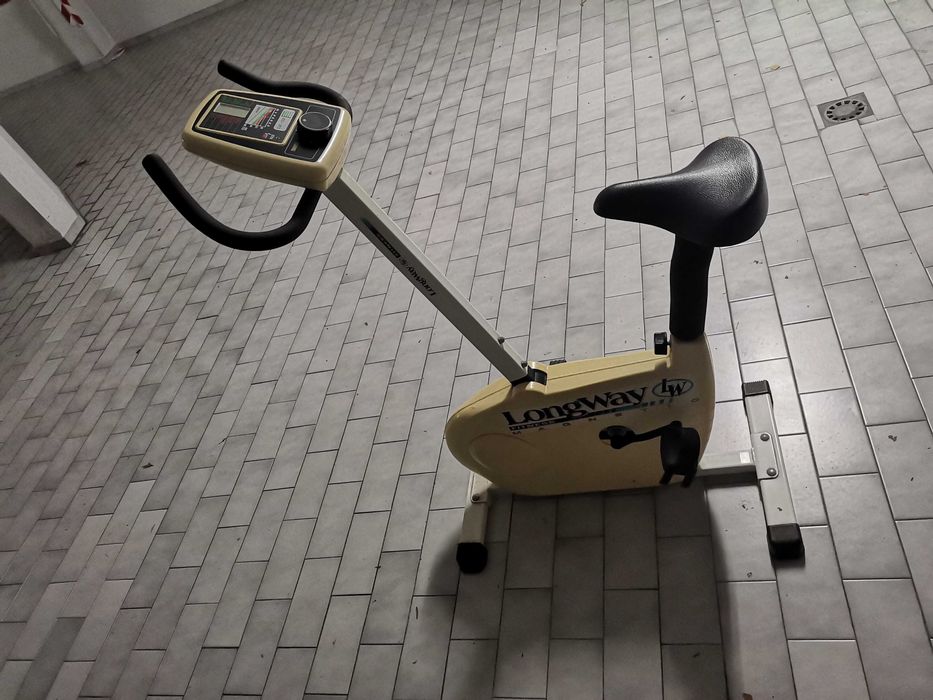 Máquina de Exercícios (Bicicleta c/ Assento)