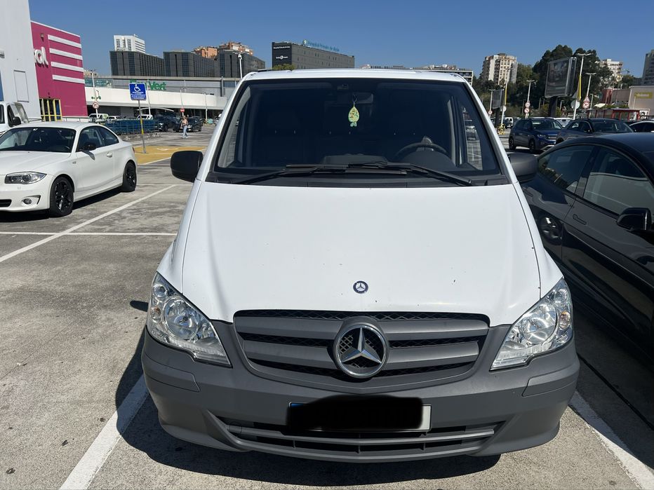 Vendo Mercedes-Benz Vito, furgão comercial, em cor branca.