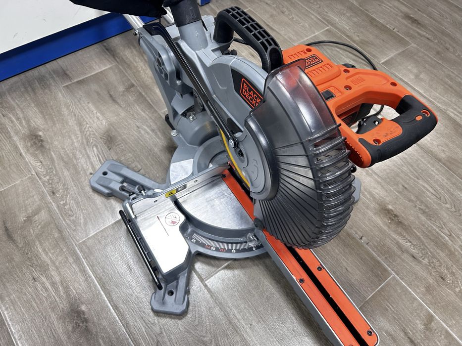 Пила тoрцювальна Black+Decker BES710 (торцовочная пила)