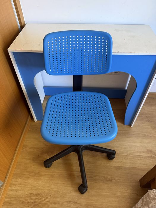 Mesa e cadeira azul