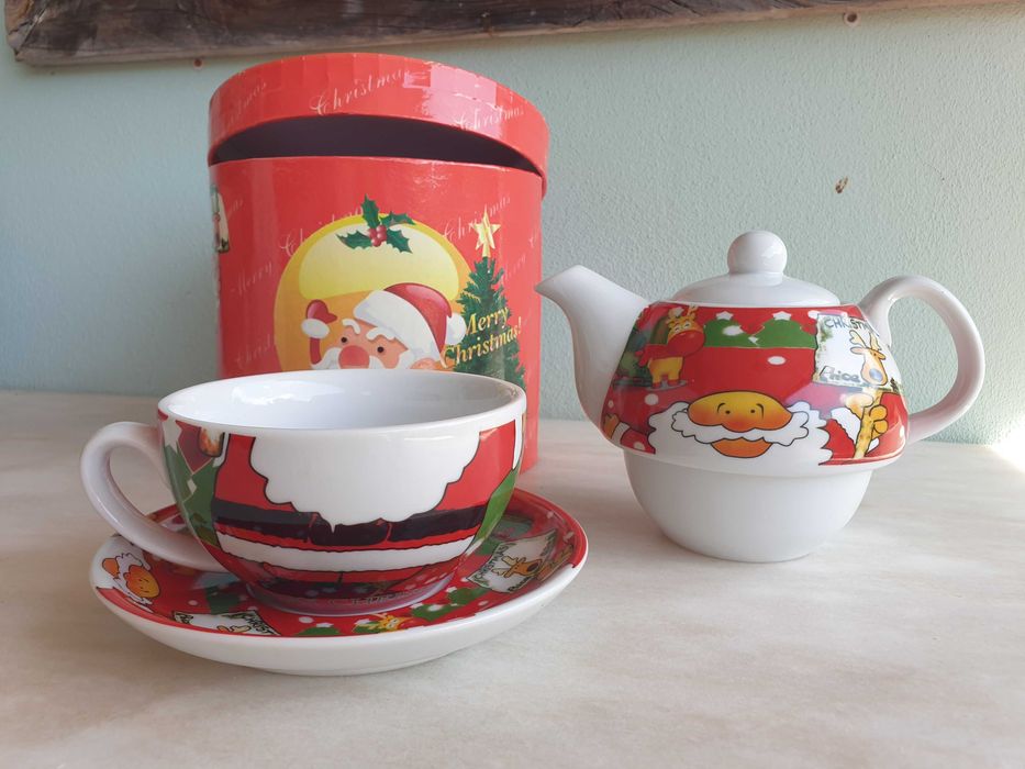 Conjunto de bule e chávena com motivos de Natal