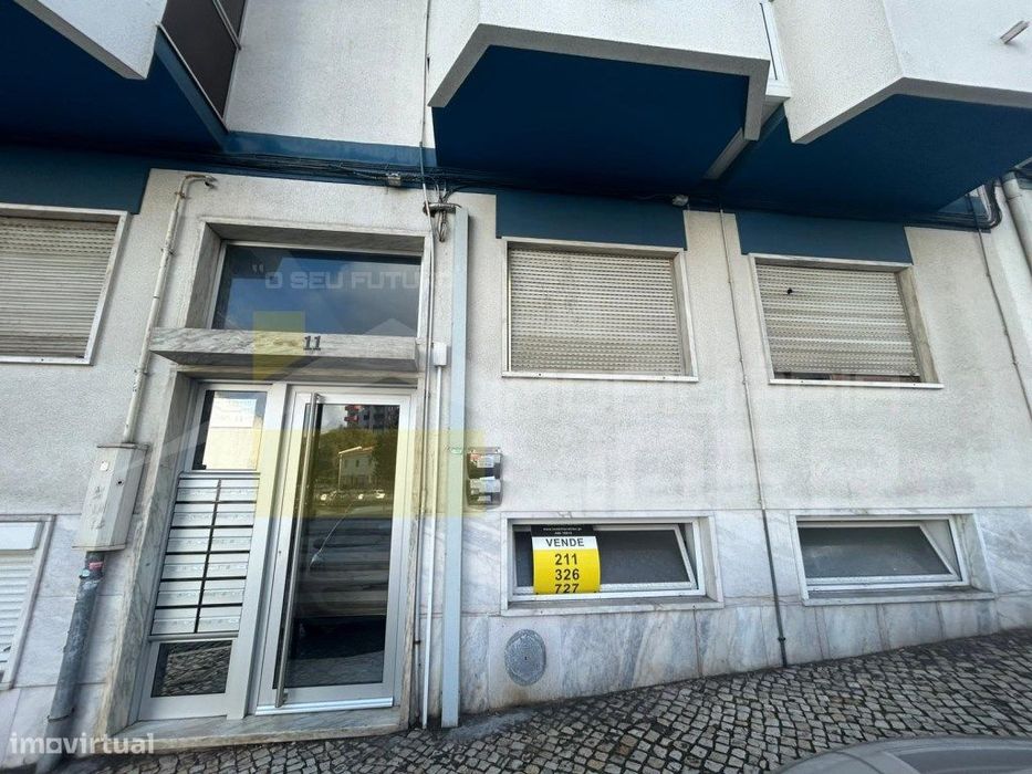 T0 que distribui-se por uma casa de banho, instalação de cozinha e ...