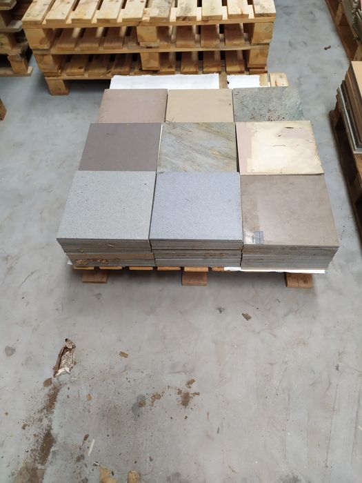 Restos azulejos e tijoleira