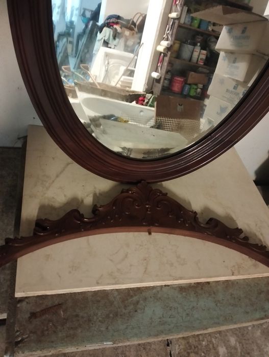 Espelho antigo em madeira mogno.