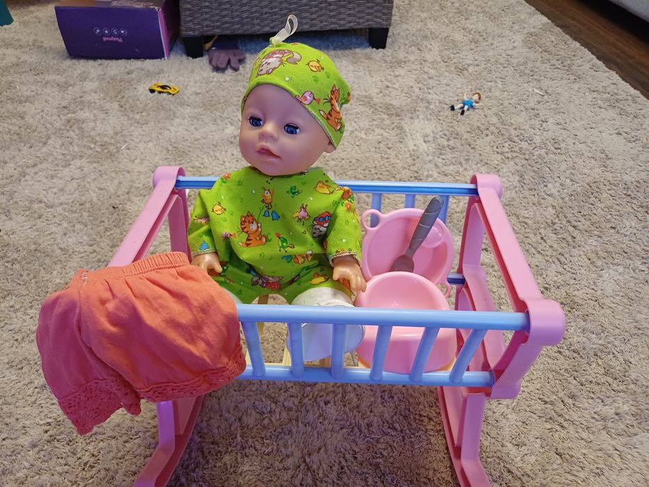 Лялька, дитяча кроватка