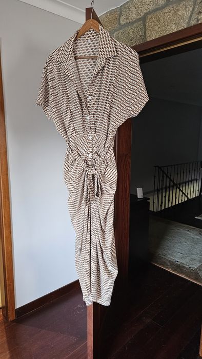 Vestido cintado sem mangas
