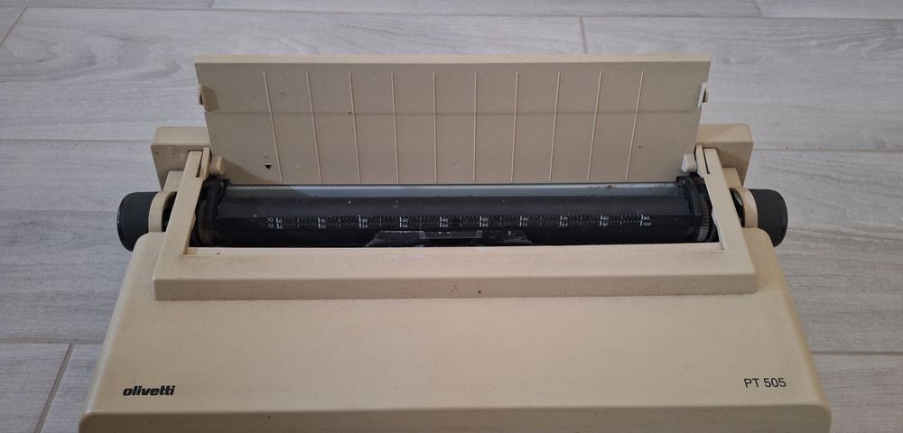 Máquina de Escrever Elétrica Olivetti PT 505