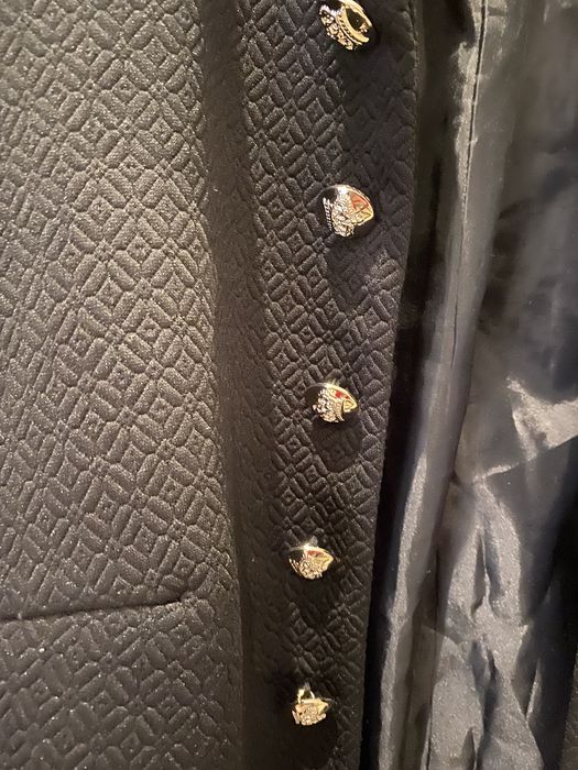 Casaco preto com botões dourados