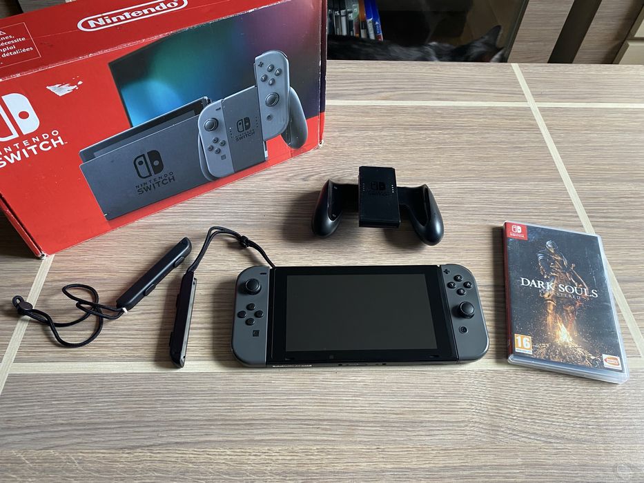 Konsola Nintendo Switch V2 + gra Dark Souls + etui