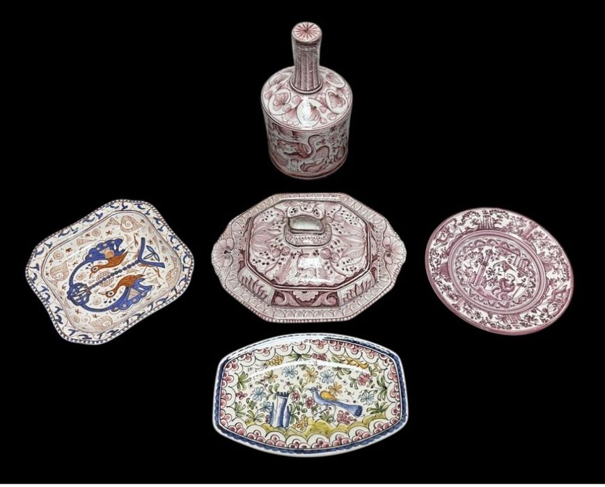 Conjunto de faiança de Coimbra pintada à mão.