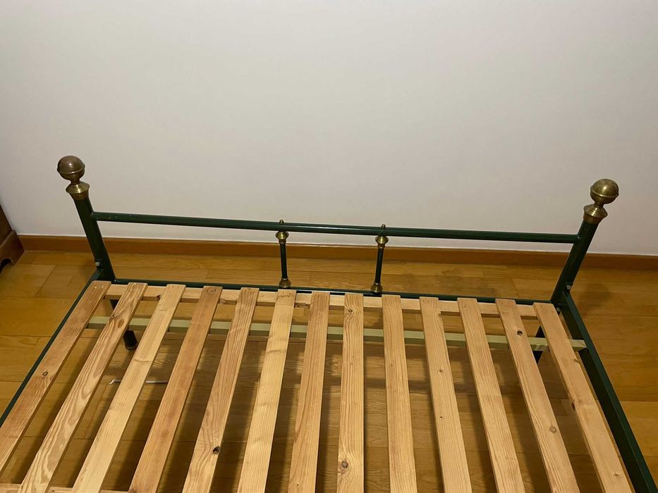 Vendo cama de latão, cor verde escuro com colchão