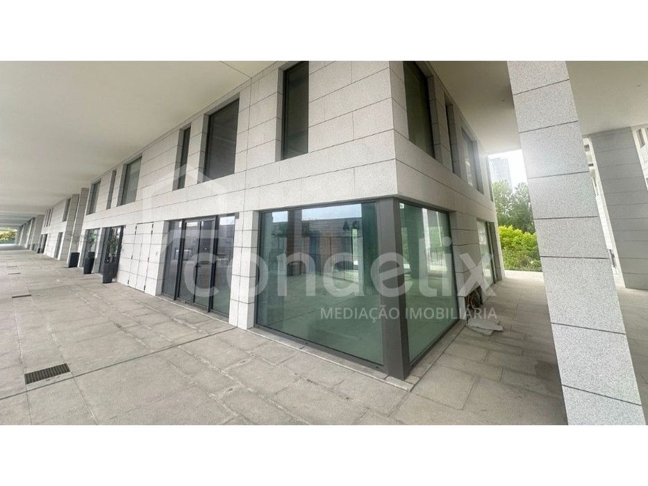Loja para arrendamento no edifício Antas Green, Campanhã