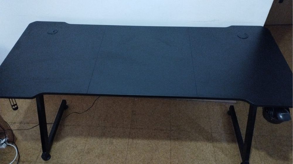 Mesa gaming preta