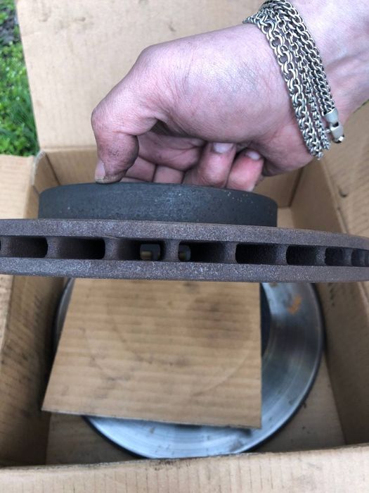 Тормозные диски (2 штуки)