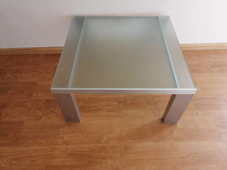 Mesa pequena de centro de sala  em vidro