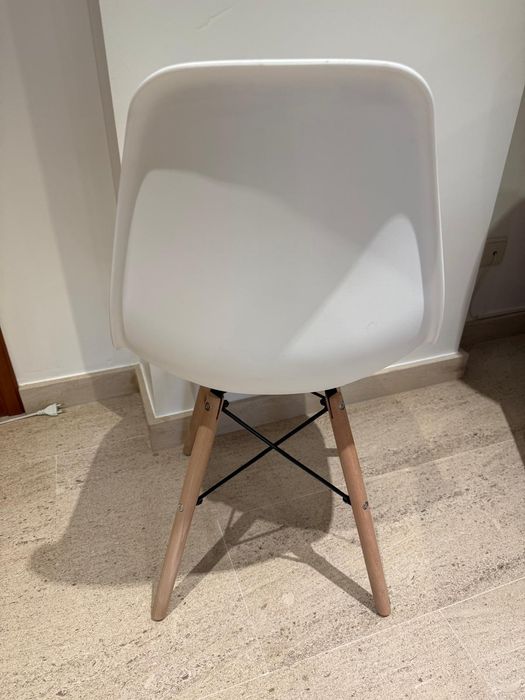 Cadeiras estilo moderno novas com pés madeira