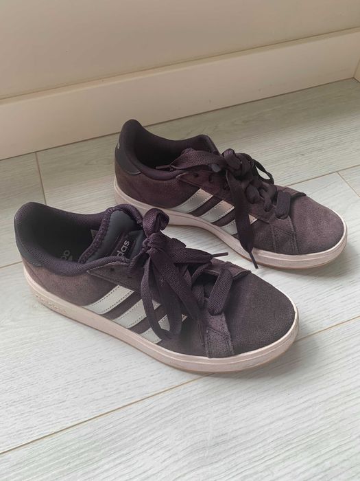 Adidas Sneakers em camurça roxa com riscas brancas