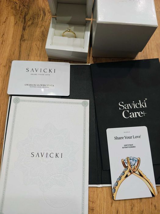 Pierścionek zaręczynowy SAVICKI SHARE YOUR LOVE złoty biały szafir