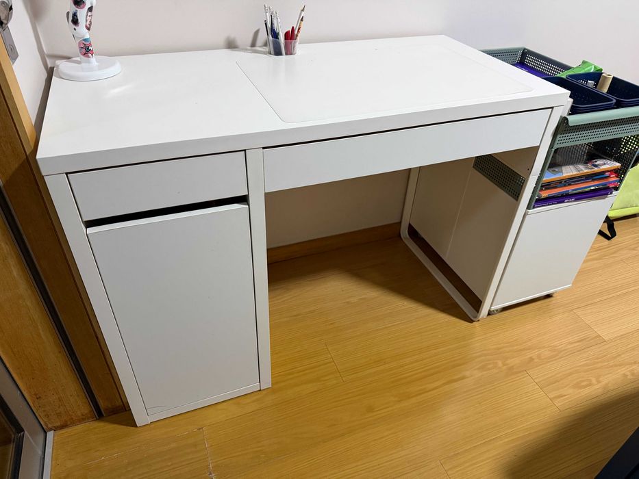 Secretária, branco, 105x50 cm (MICKE) + Carrinho, branco/verde acinzentado (ÖVNING IKEA)