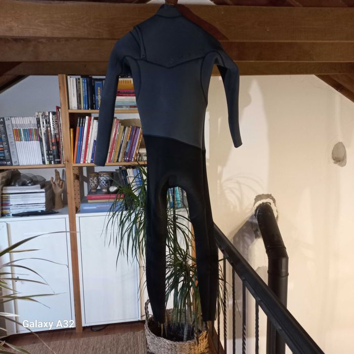 Fato de surf com muito pouco uso