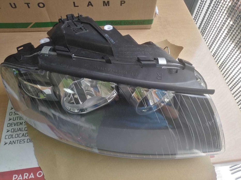 Farol Direito Audi A3 de 2003 Seminovo