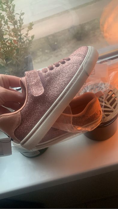 Sprzedam trampki dla dziewczynki.