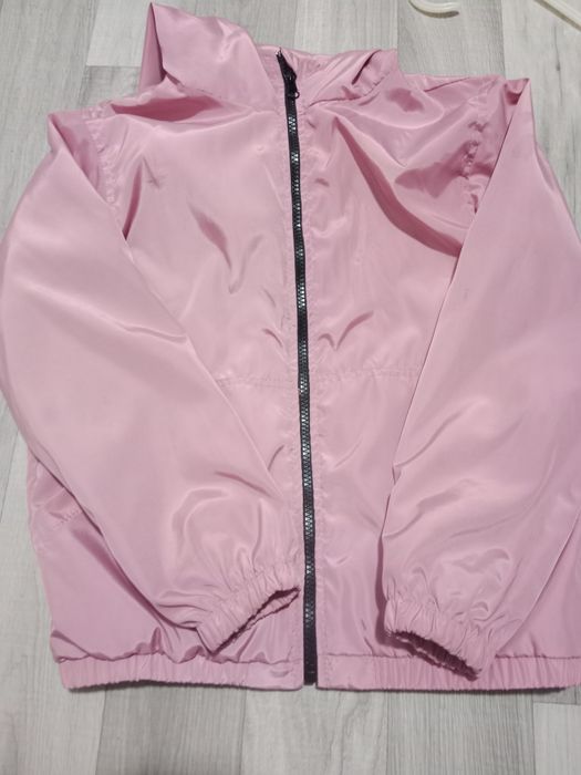 Вітровка на дівчинку