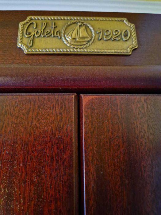 ARMÁRIO DE MADEIRA MACIÇA — ESTILO CLÁSSICO — 99 € (URGENTE)